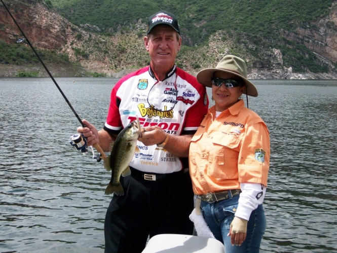 Guy Eaker & Gis (1).jpg Guy Eaker & Gis (1).jpg